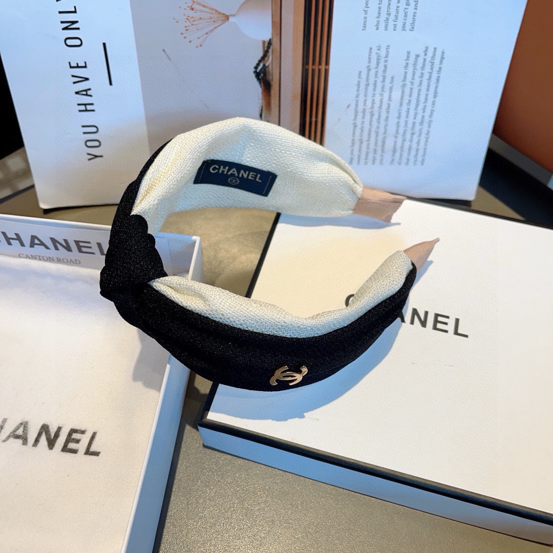 配包装
CHANEL（香奈儿）最新款小香宽边发箍，复古头箍，网红爆款推荐 搭配高端材质，超精致，时尚百搭