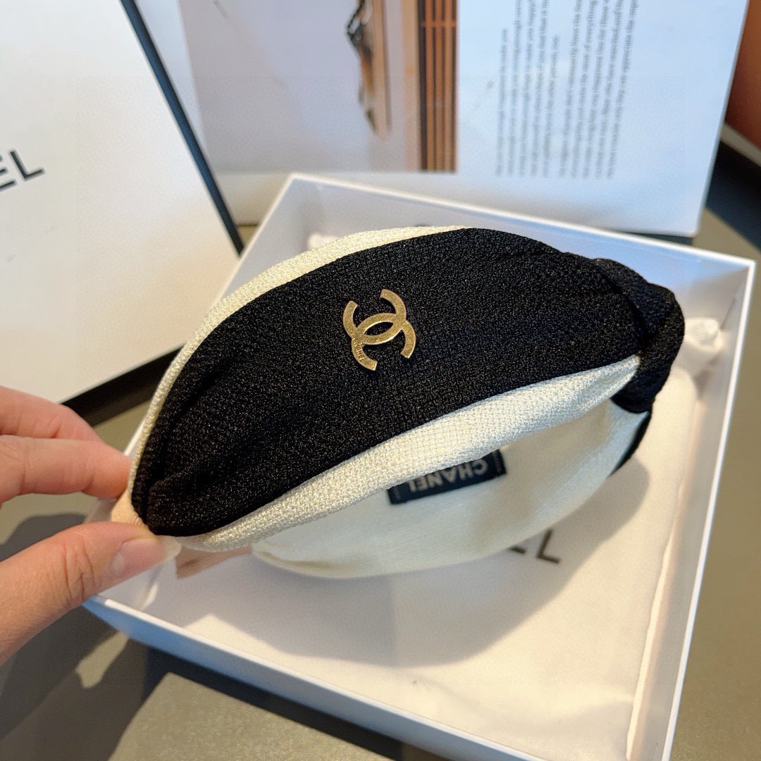 配包装
CHANEL（香奈儿）最新款小香宽边发箍，复古头箍，网红爆款推荐 搭配高端材质，超精致，时尚百搭