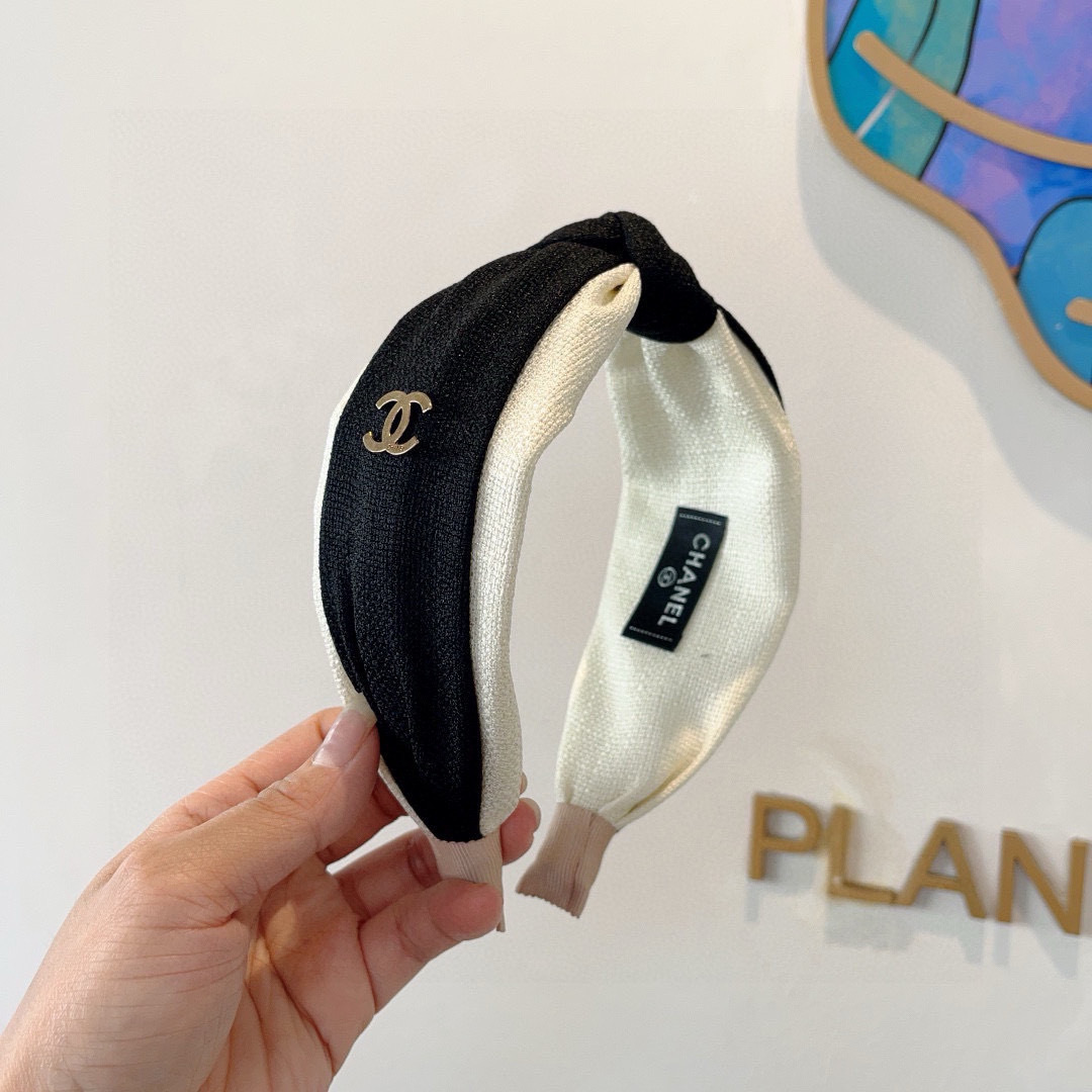 配包装
CHANEL（香奈儿）最新款小香宽边发箍，复古头箍，网红爆款推荐 搭配高端材质，超精致，时尚百搭