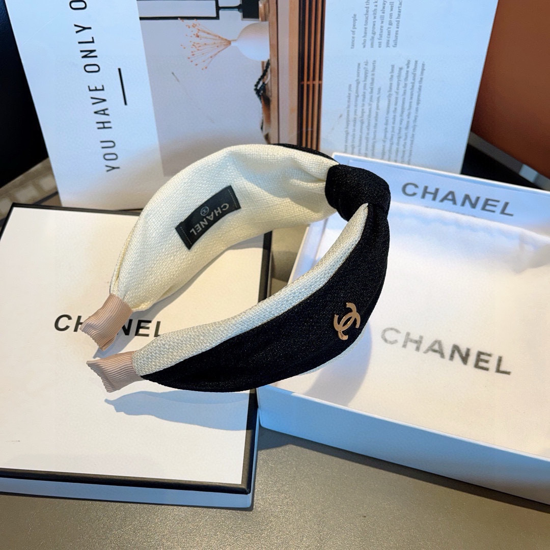 配包装
CHANEL（香奈儿）最新款小香宽边发箍，复古头箍，网红爆款推荐 搭配高端材质，超精致，时尚百搭