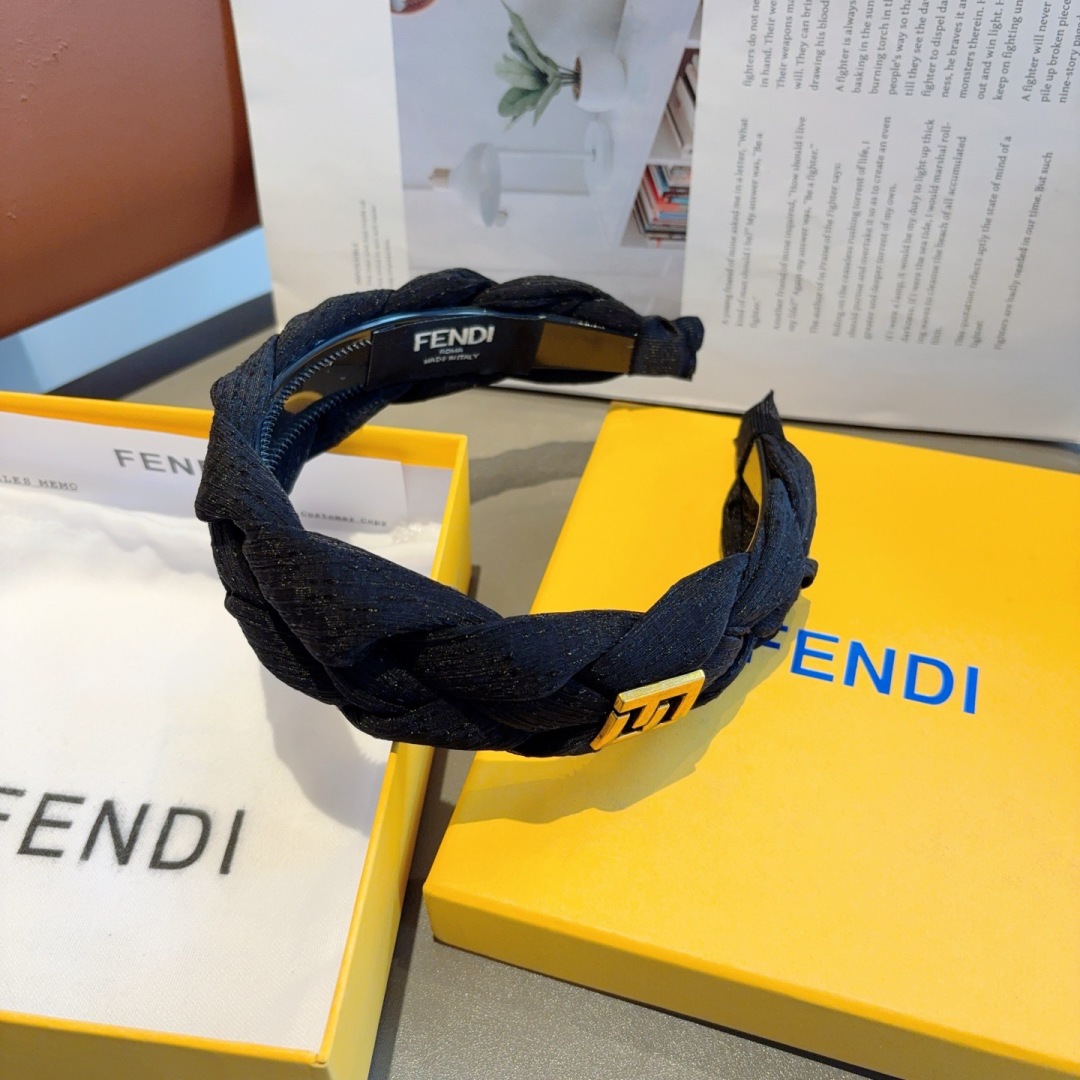 配包装
FENDI 芬迪 火爆新款发箍，复古头箍，简约百搭， 佩带舒适 潮女必备品，超级的高大上！