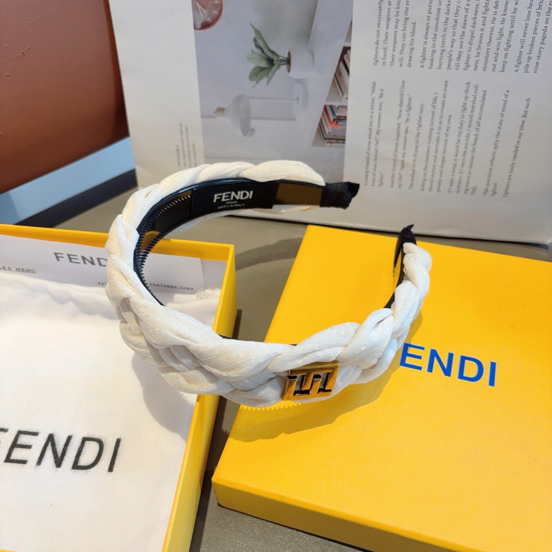 配包装
FENDI 芬迪 火爆新款发箍，复古头箍，简约百搭， 佩带舒适 潮女必备品，超级的高大上！
