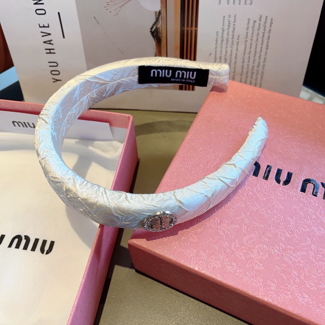配包装
miumiu 缪缪  新款高级感肌理纹海绵发箍，金属字母头箍！特制面料简约洋气显质感、经典百搭少