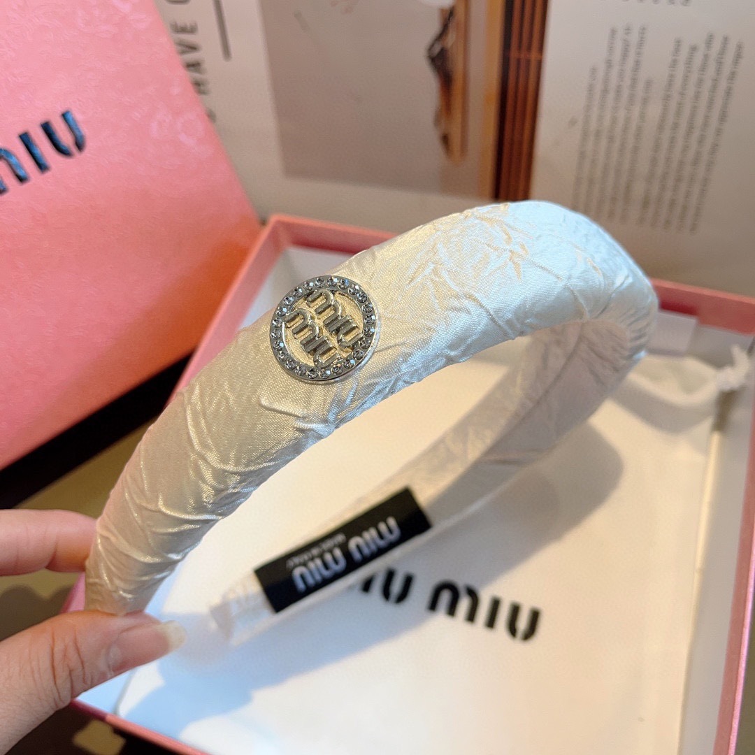 配包装
miumiu 缪缪  新款高级感肌理纹海绵发箍，金属字母头箍！特制面料简约洋气显质感、经典百搭少