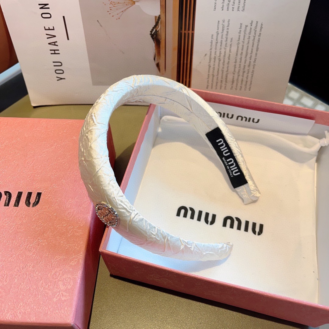 配包装
miumiu 缪缪  新款高级感肌理纹海绵发箍，金属字母头箍！特制面料简约洋气显质感、经典百搭少