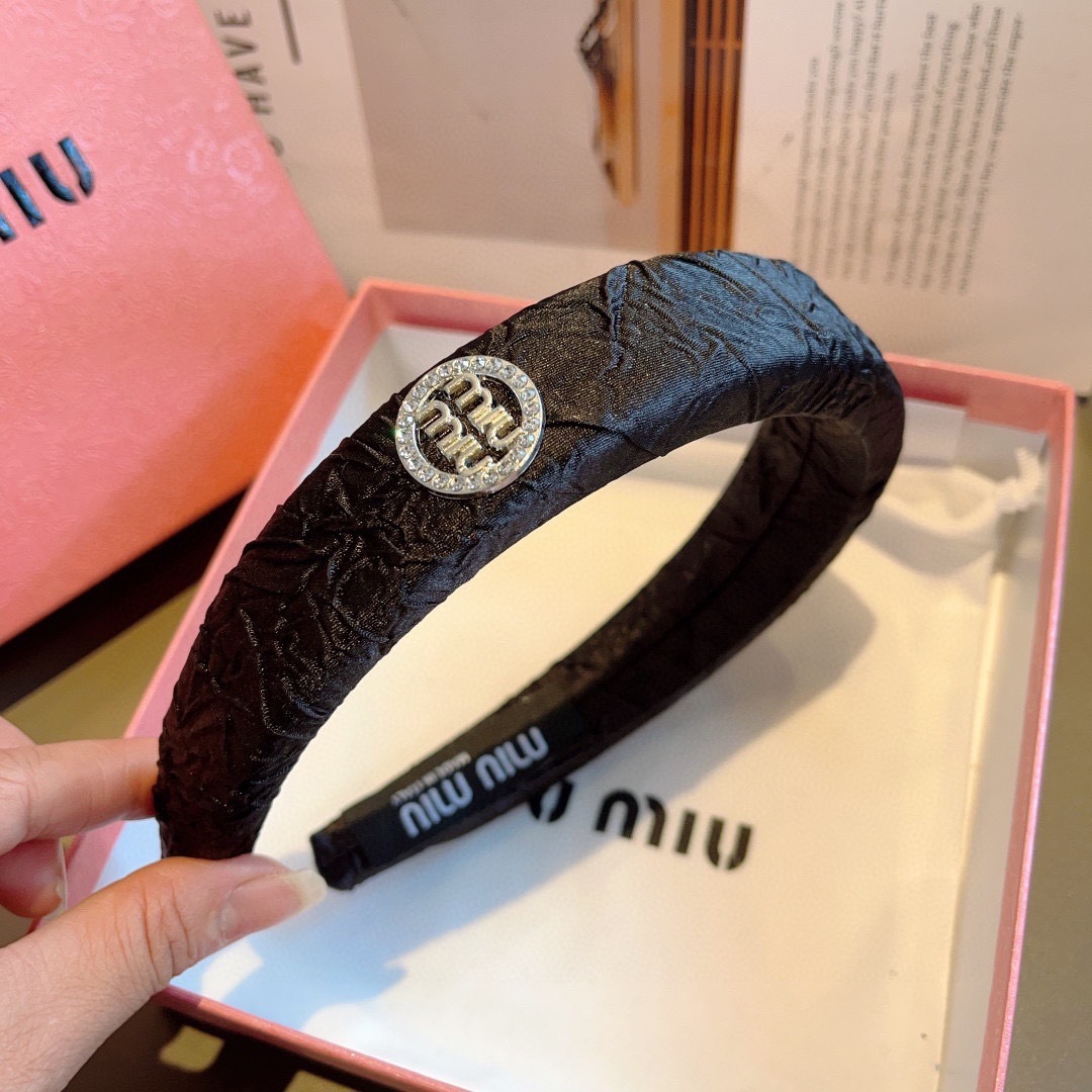 配包装
miumiu 缪缪  新款高级感肌理纹海绵发箍，金属字母头箍！特制面料简约洋气显质感、经典百搭少