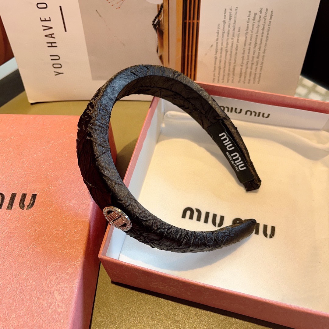 配包装
miumiu 缪缪  新款高级感肌理纹海绵发箍，金属字母头箍！特制面料简约洋气显质感、经典百搭少