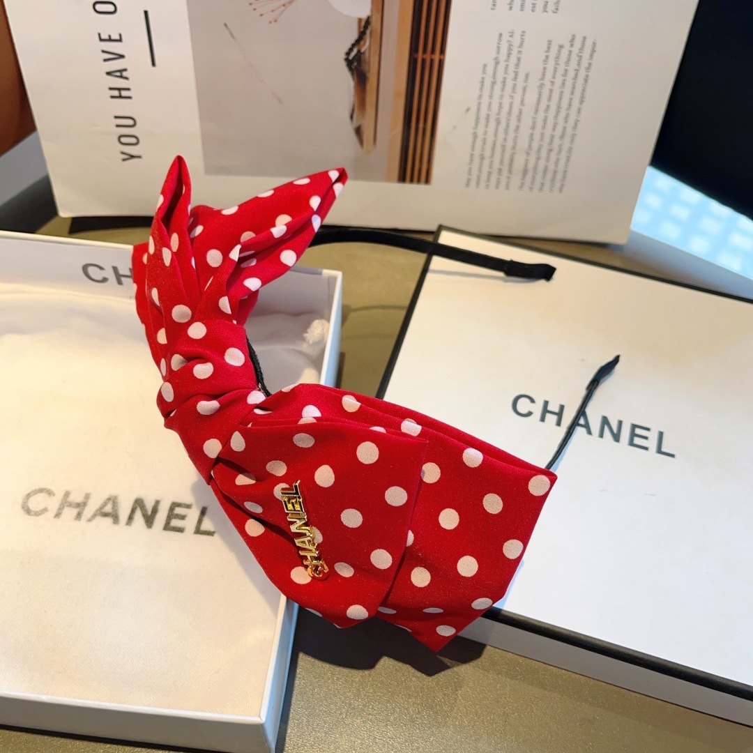 配包装
CHANEL（香奈儿）新款小香风波点蝴蝶结精致发箍，复古头箍，网红爆款推荐 搭配高端材质，超精致