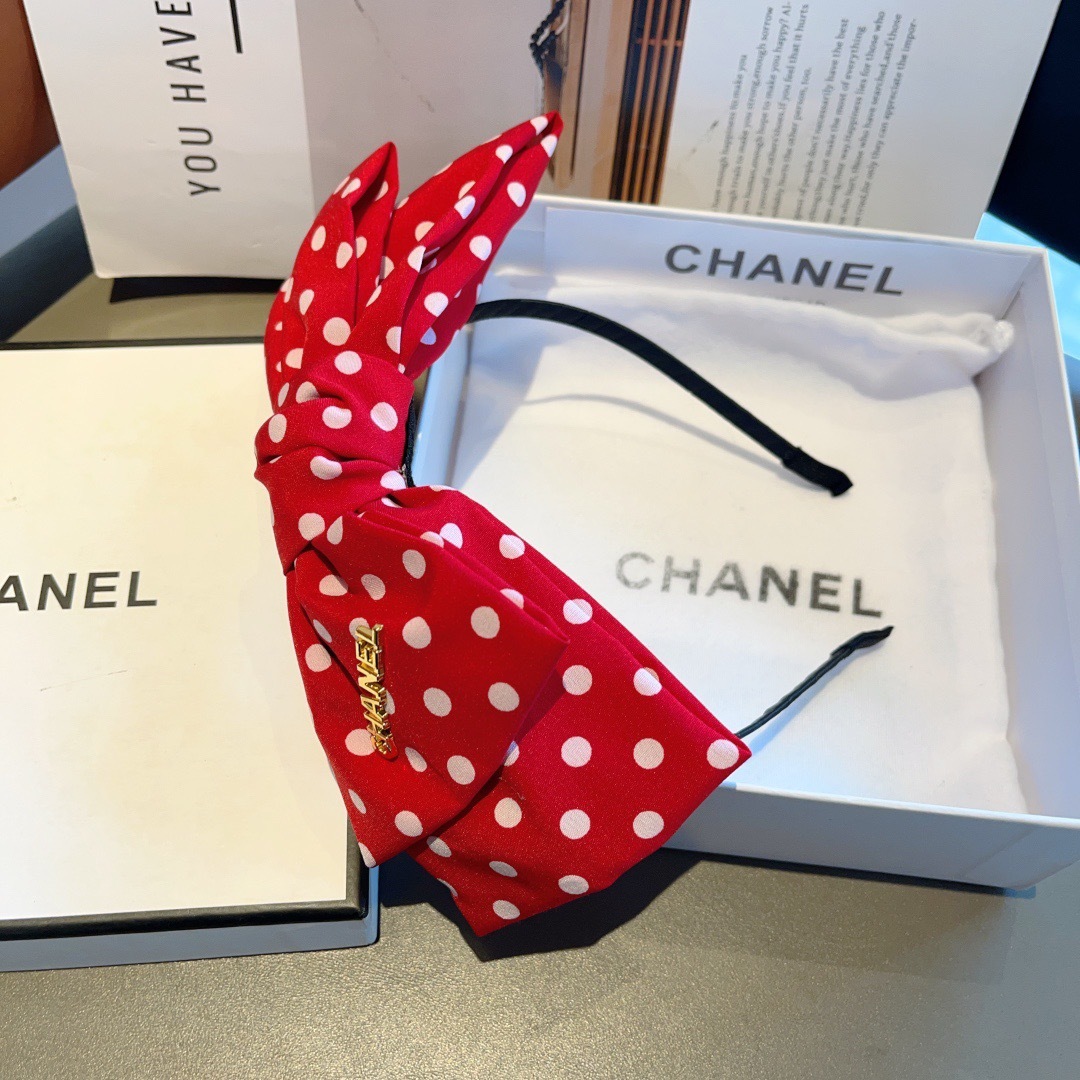 配包装
CHANEL（香奈儿）新款小香风波点蝴蝶结精致发箍，复古头箍，网红爆款推荐 搭配高端材质，超精致