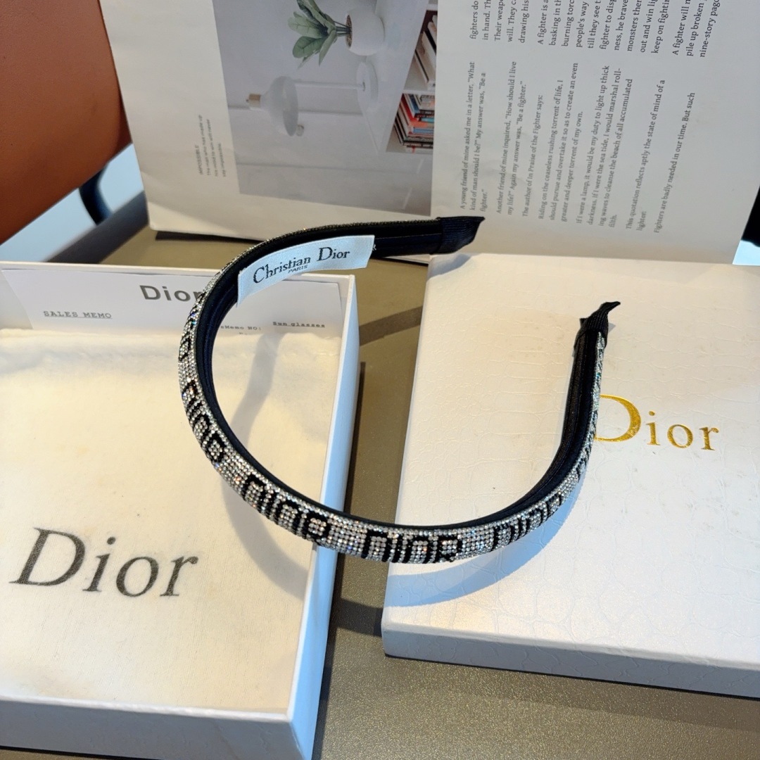配包装
Dior （迪奥） 欧美新款潮流贴钻发箍，明星同款 女神必备单品，非常百搭，时尚潮流， 戴上它满