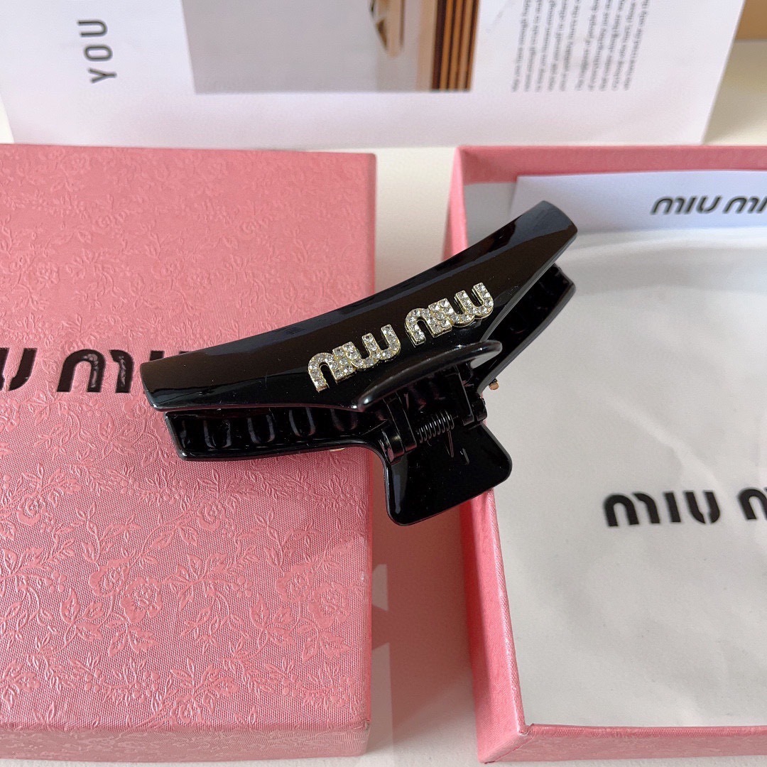 配包装
MIUMIU（缪缪）新款手工贴钻网红抓夹，高级感字母简约复古发夹原单货，简约百搭，潮女必备品，超