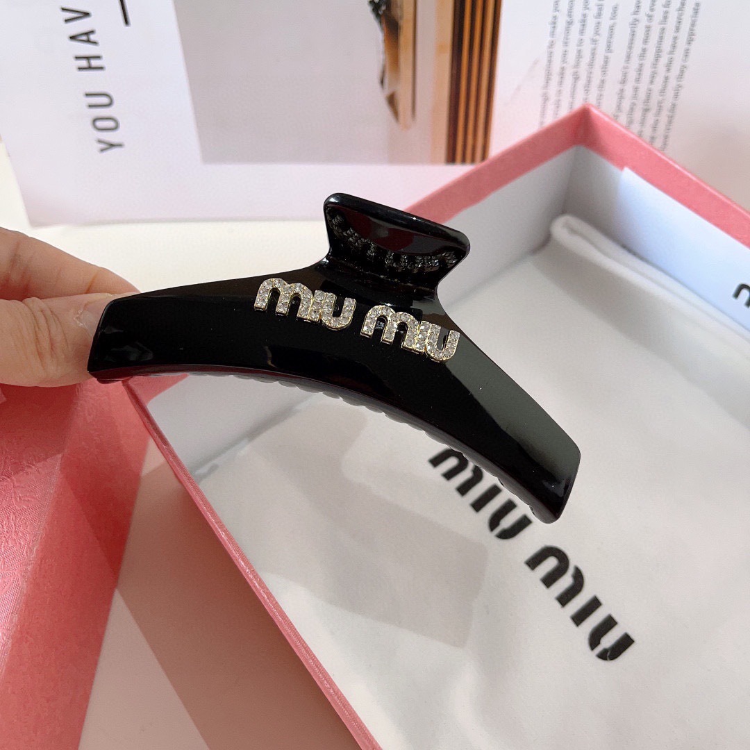 配包装
MIUMIU（缪缪）新款手工贴钻网红抓夹，高级感字母简约复古发夹原单货，简约百搭，潮女必备品，超