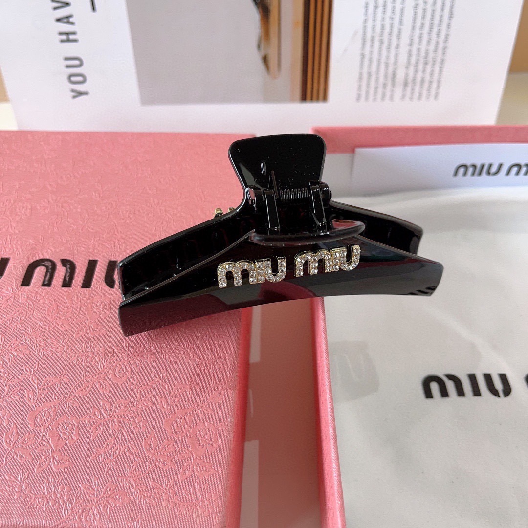 配包装
MIUMIU（缪缪）新款手工贴钻网红抓夹，高级感字母简约复古发夹原单货，简约百搭，潮女必备品，超