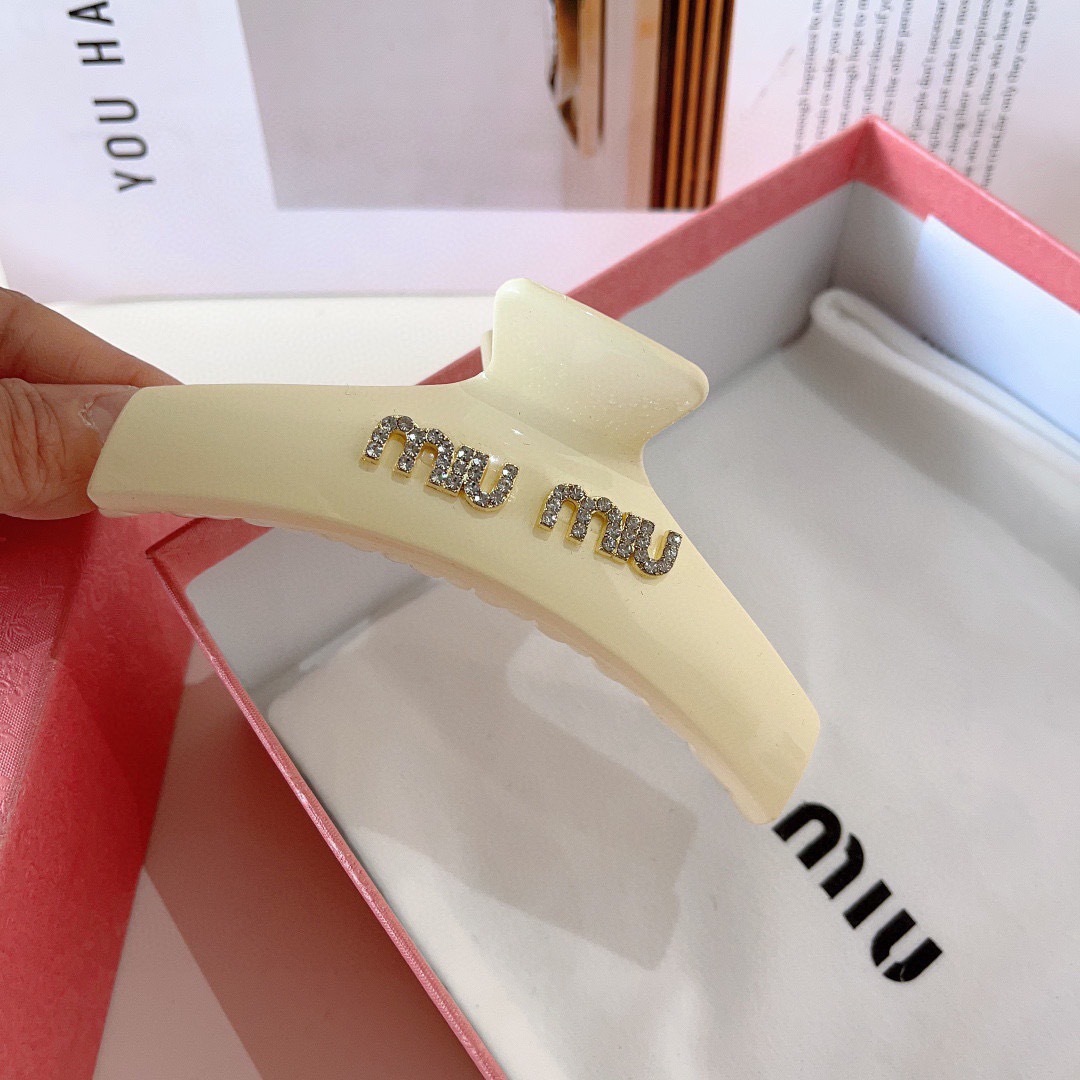 配包装
MIUMIU（缪缪）新款手工贴钻网红抓夹，高级感字母简约复古发夹原单货，简约百搭，潮女必备品，超