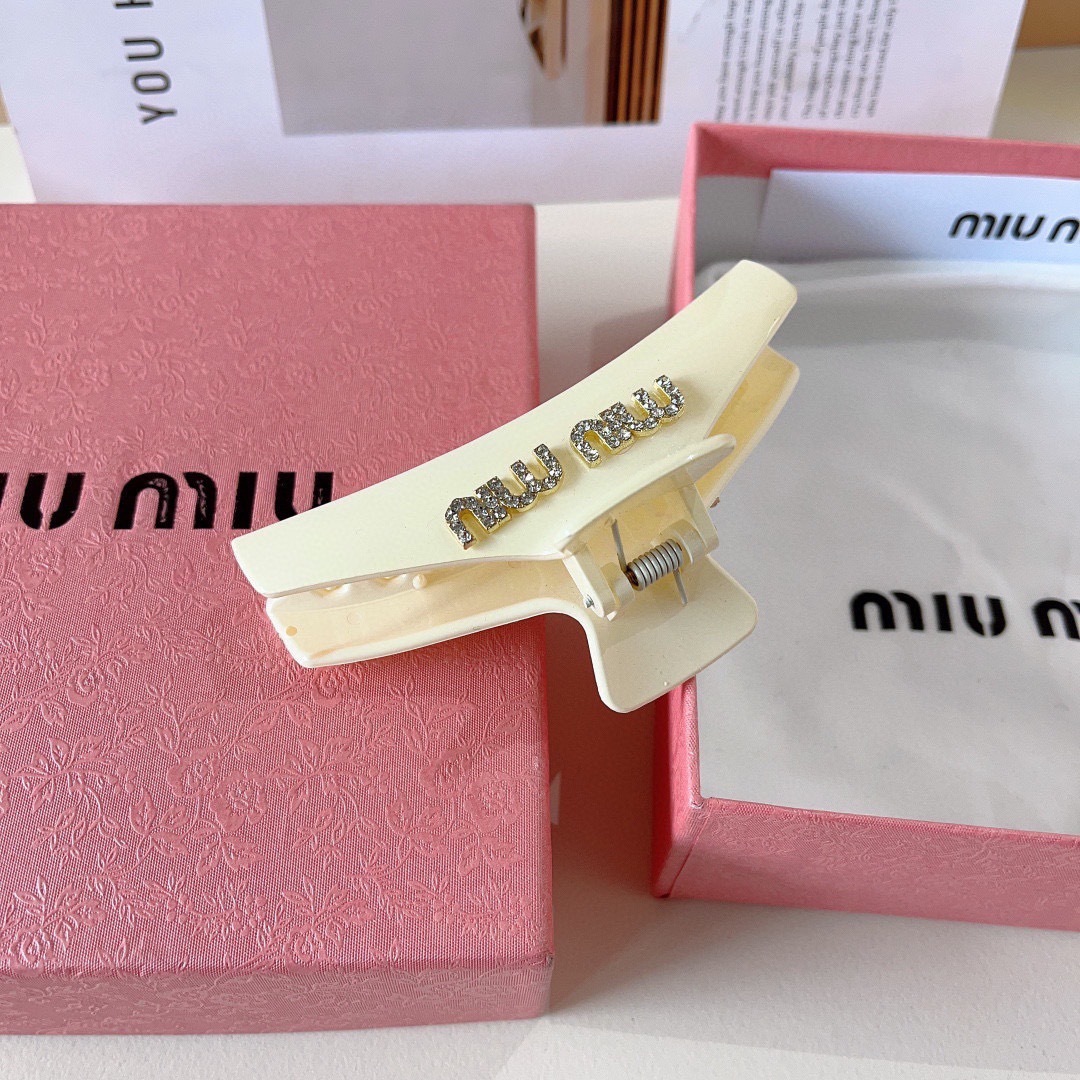 配包装
MIUMIU（缪缪）新款手工贴钻网红抓夹，高级感字母简约复古发夹原单货，简约百搭，潮女必备品，超