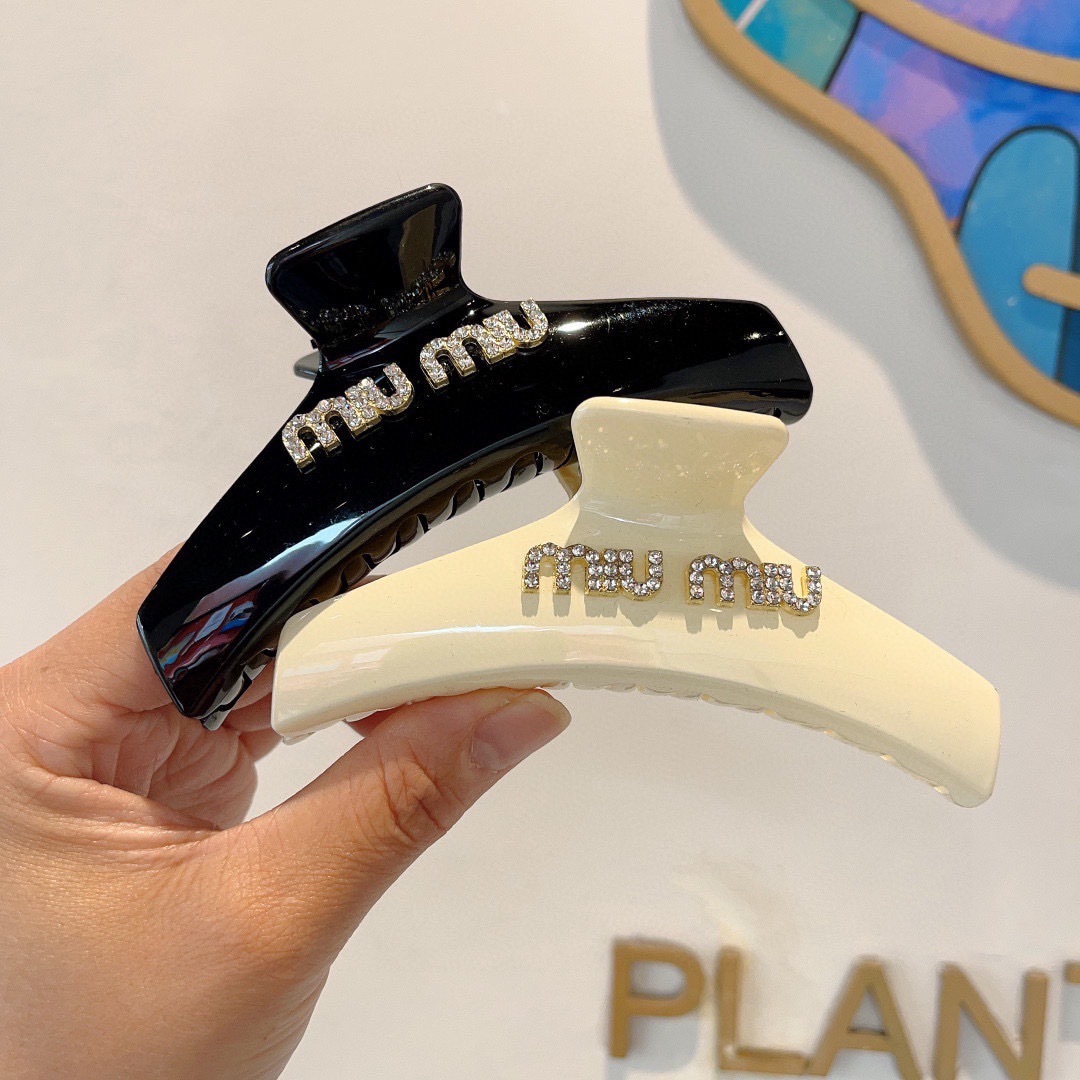 配包装
MIUMIU（缪缪）新款手工贴钻网红抓夹，高级感字母简约复古发夹原单货，简约百搭，潮女必备品，超