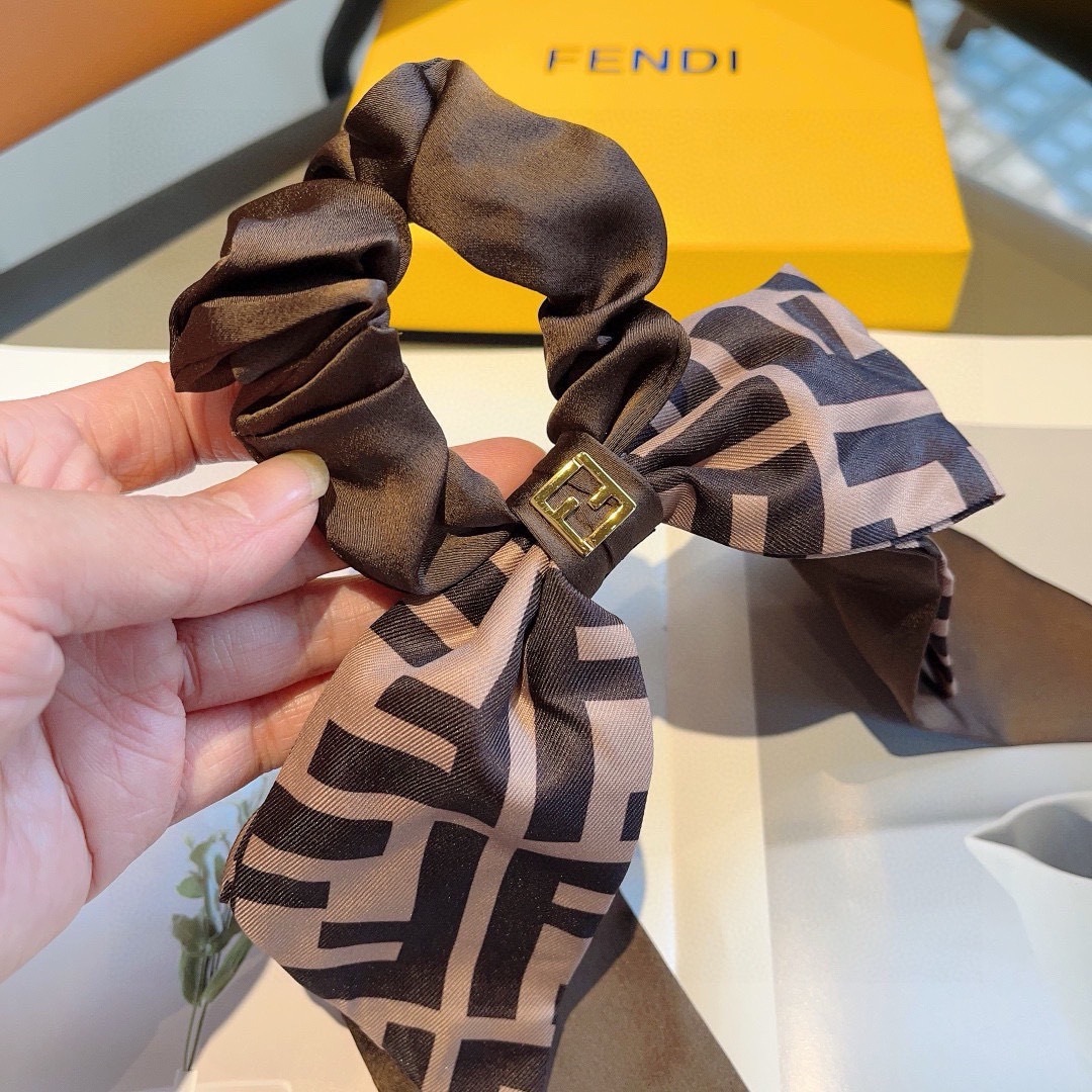 配包装 
FENDI （芬迪） 原单进口肠圈，经典双层蝴蝶结飘带 发圈，专柜品质，复古经典款， 高端大气