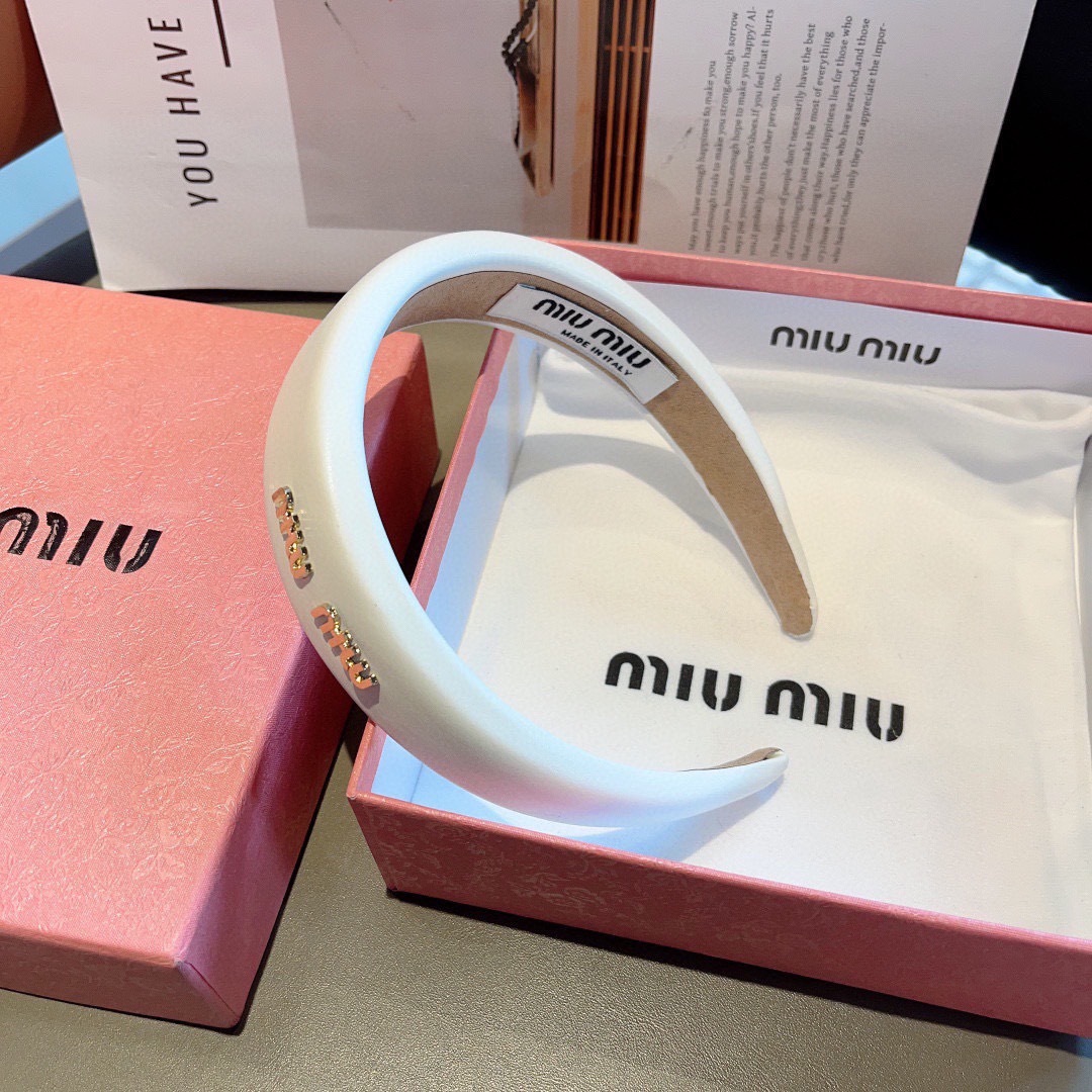 配包装
miumiu 缪缪  新款羊皮定制发箍，金属字母头箍！特制面料非常显质感、经典百搭少女风发饰