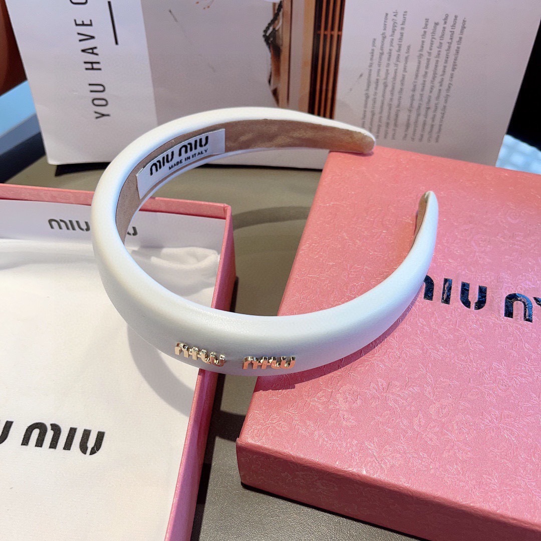 配包装
miumiu 缪缪  新款羊皮定制发箍，金属字母头箍！特制面料非常显质感、经典百搭少女风发饰