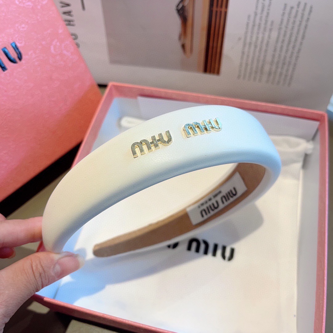 配包装
miumiu 缪缪  新款羊皮定制发箍，金属字母头箍！特制面料非常显质感、经典百搭少女风发饰
