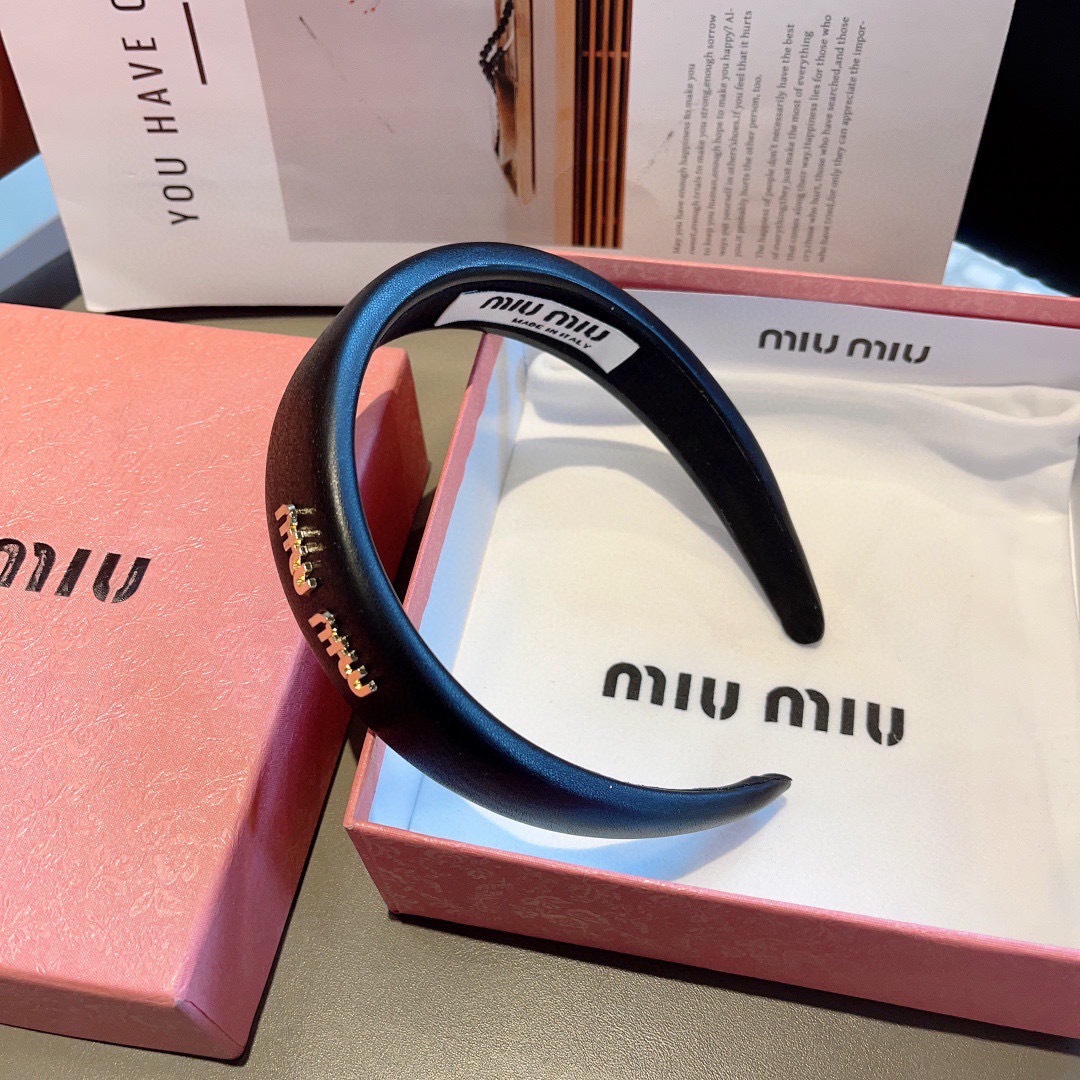 配包装
miumiu 缪缪  新款羊皮定制发箍，金属字母头箍！特制面料非常显质感、经典百搭少女风发饰