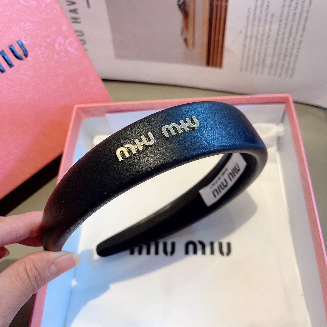 配包装
miumiu 缪缪  新款羊皮定制发箍，金属字母头箍！特制面料非常显质感、经典百搭少女风发饰