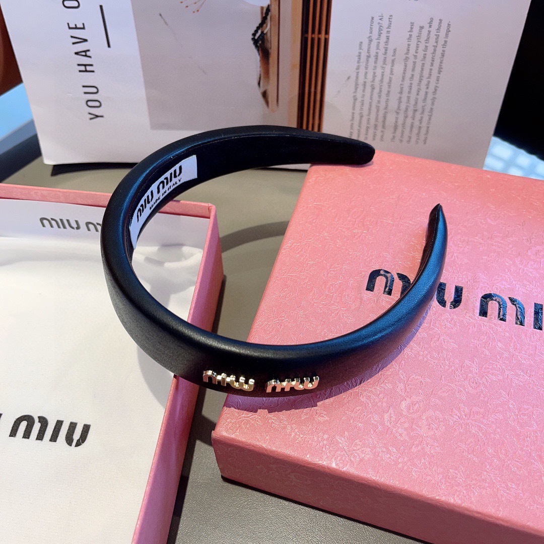 配包装
miumiu 缪缪  新款羊皮定制发箍，金属字母头箍！特制面料非常显质感、经典百搭少女风发饰