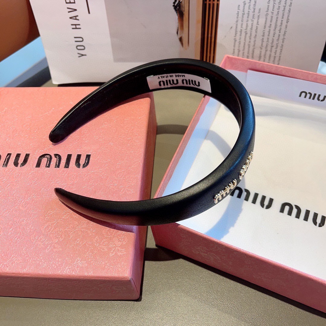 配包装
miumiu 缪缪  新款羊皮定制发箍，金属字母头箍！特制面料非常显质感、经典百搭少女风发饰