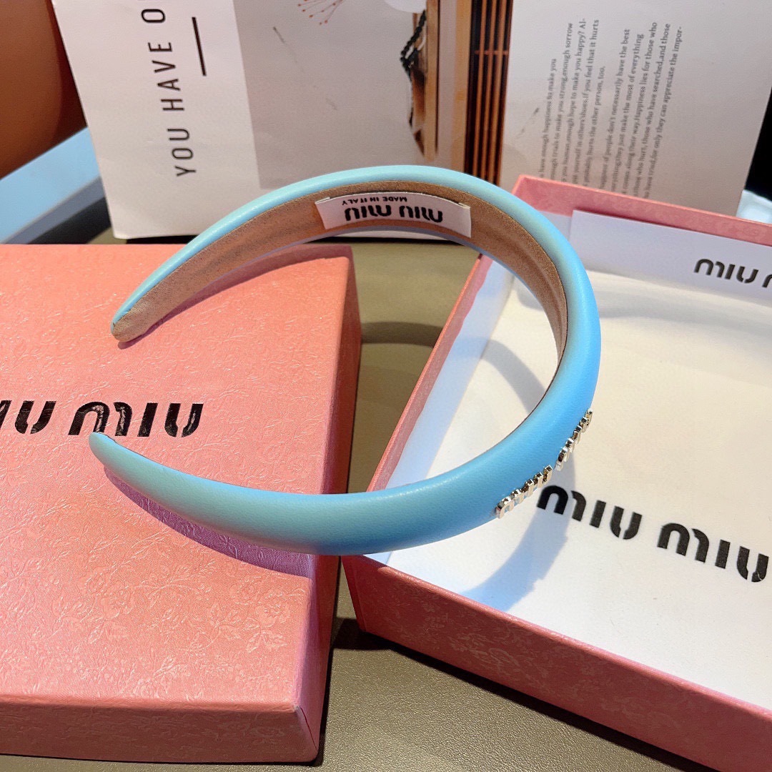配包装
miumiu 缪缪  新款羊皮定制发箍，金属字母头箍！特制面料非常显质感、经典百搭少女风发饰