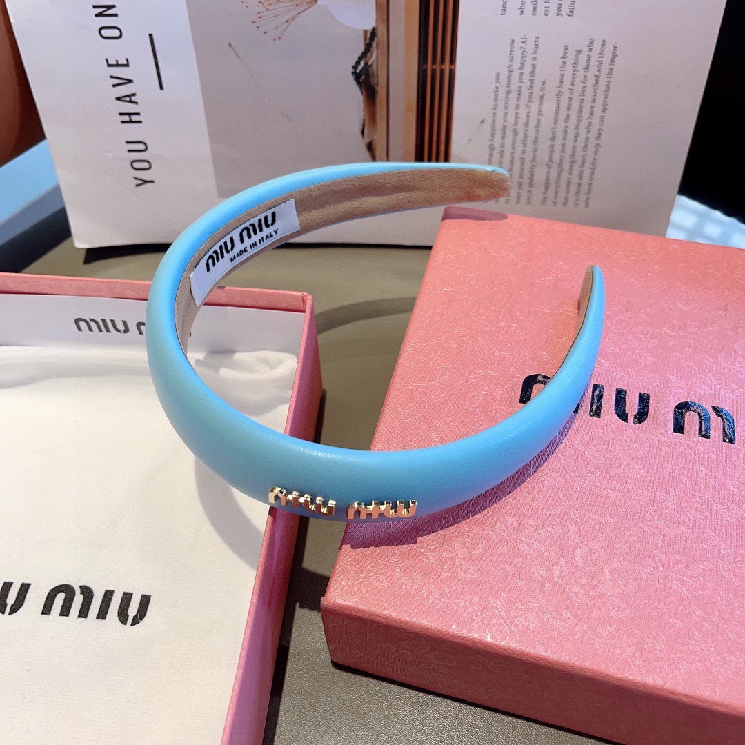 配包装
miumiu 缪缪  新款羊皮定制发箍，金属字母头箍！特制面料非常显质感、经典百搭少女风发饰