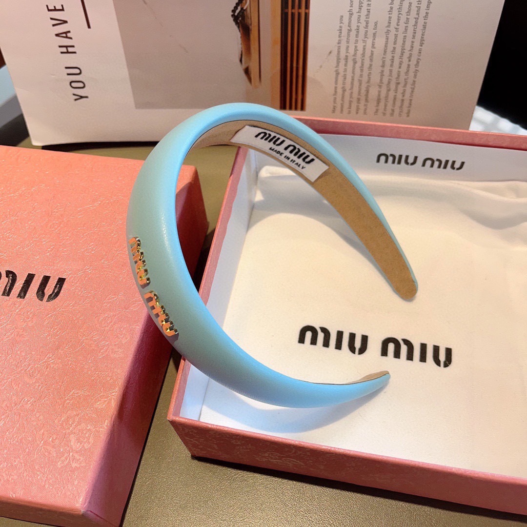 配包装
miumiu 缪缪  新款羊皮定制发箍，金属字母头箍！特制面料非常显质感、经典百搭少女风发饰
