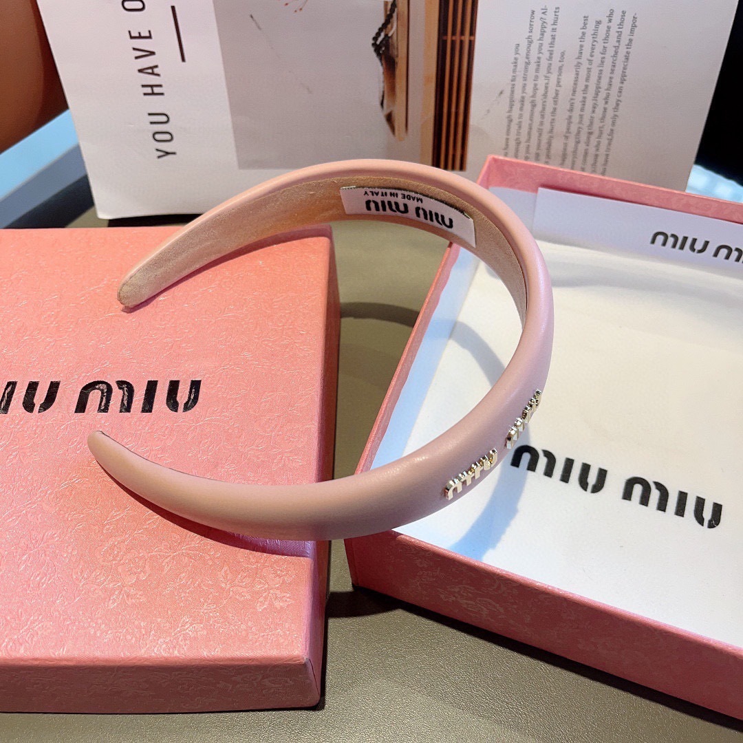 配包装
miumiu 缪缪  新款羊皮定制发箍，金属字母头箍！特制面料非常显质感、经典百搭少女风发饰