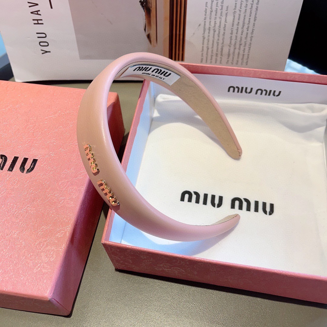 配包装
miumiu 缪缪  新款羊皮定制发箍，金属字母头箍！特制面料非常显质感、经典百搭少女风发饰