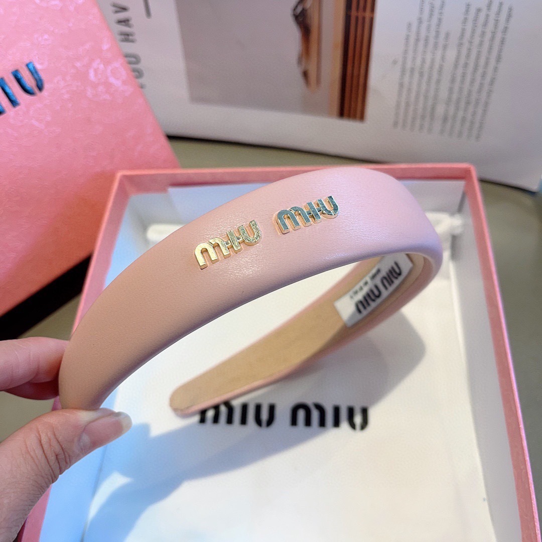 配包装
miumiu 缪缪  新款羊皮定制发箍，金属字母头箍！特制面料非常显质感、经典百搭少女风发饰