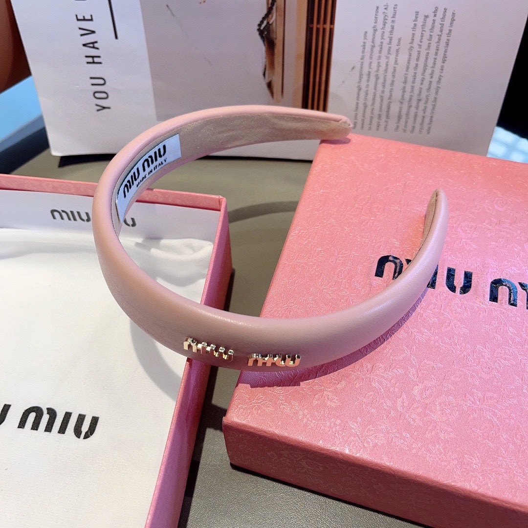 配包装
miumiu 缪缪  新款羊皮定制发箍，金属字母头箍！特制面料非常显质感、经典百搭少女风发饰