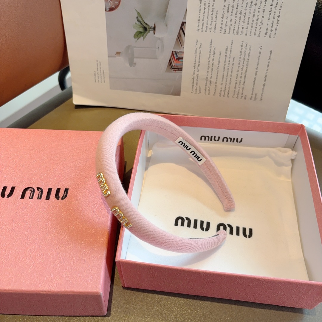 配包装
miumiu 缪缪  新款高级感肌理纹海绵发箍，金属字母头箍！简约洋气显质感、经典百搭少女风发饰