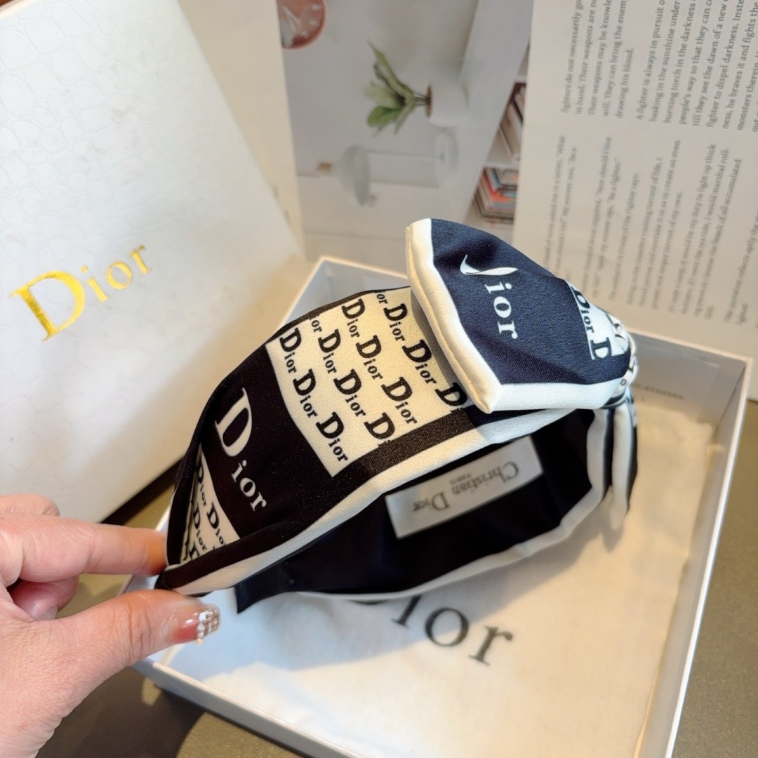 配包装
Dior（迪奥） 经典新款蝴蝶结发箍,专柜原单货，让你的魅力绽放 清新淑女范让时尚更简单。
