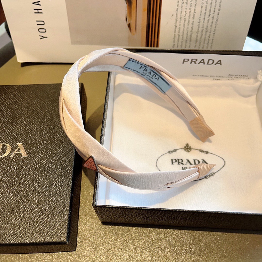 配包装
PRADA （普拉达）新款潮流字母发箍。气质女神必备单品，非常百搭，时尚潮流， 戴上它满满的高大