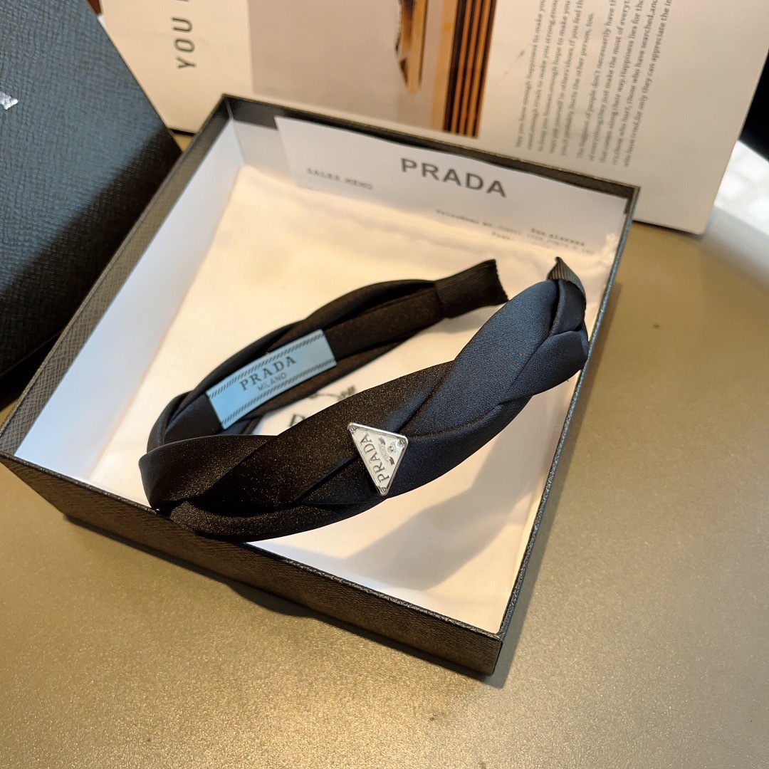 配包装
PRADA （普拉达）新款潮流字母发箍。气质女神必备单品，非常百搭，时尚潮流， 戴上它满满的高大