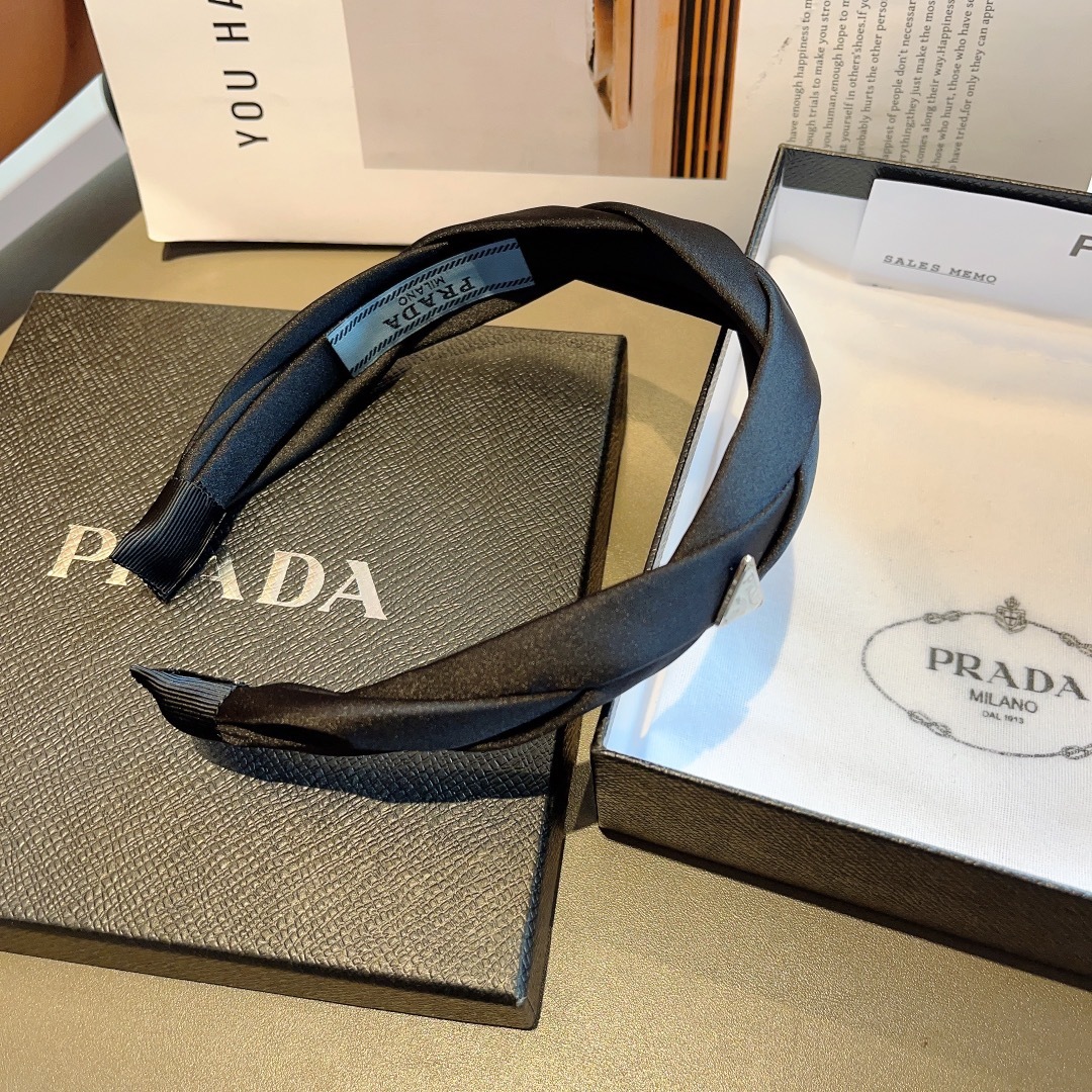 配包装
PRADA （普拉达）新款潮流字母发箍。气质女神必备单品，非常百搭，时尚潮流， 戴上它满满的高大