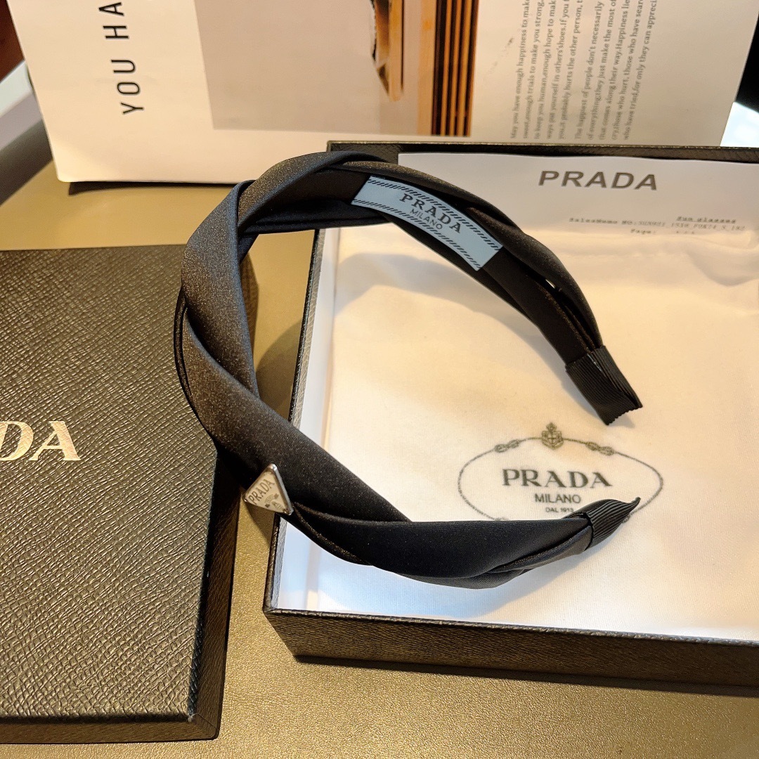 配包装
PRADA （普拉达）新款潮流字母发箍。气质女神必备单品，非常百搭，时尚潮流， 戴上它满满的高大