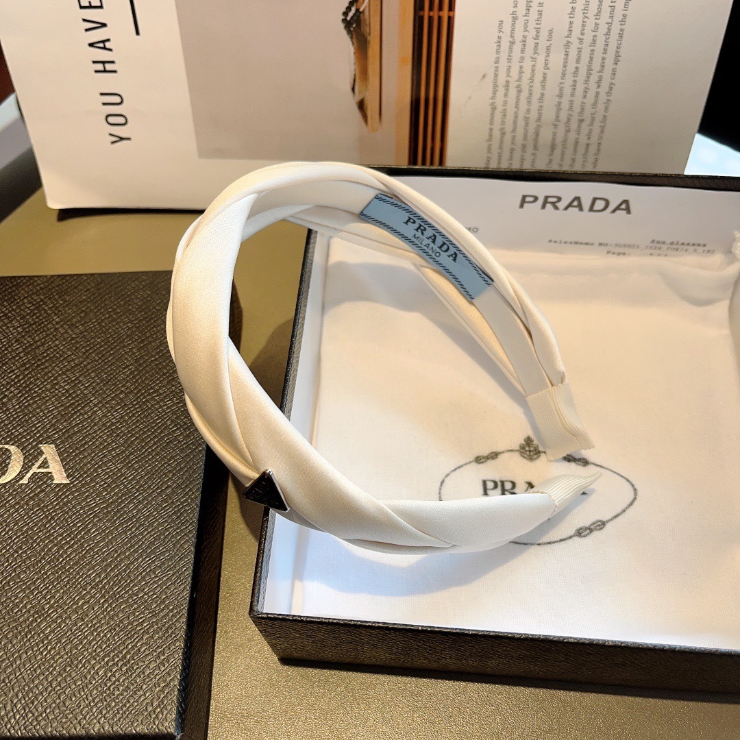 配包装
PRADA （普拉达）新款潮流字母发箍。气质女神必备单品，非常百搭，时尚潮流， 戴上它满满的高大
