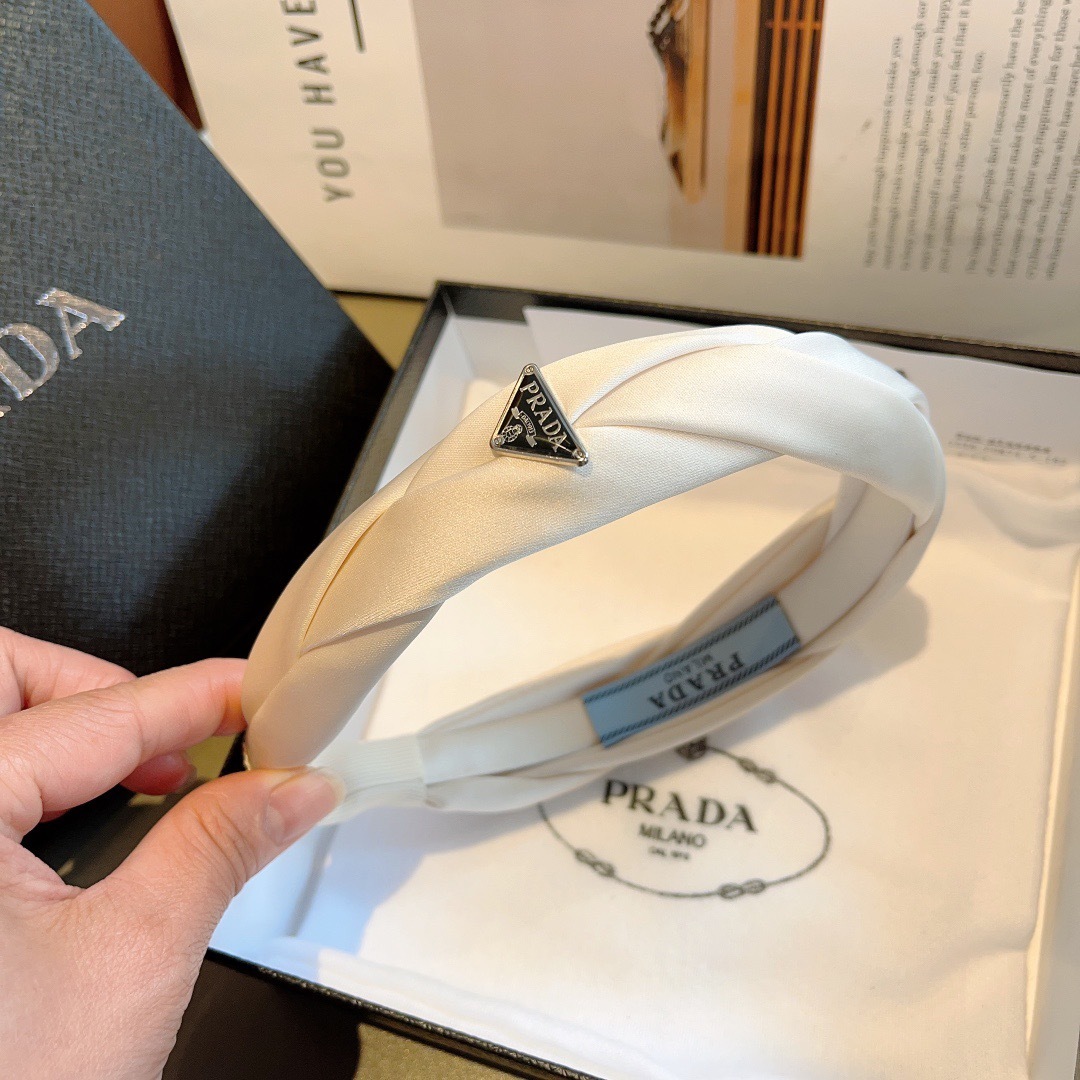 配包装
PRADA （普拉达）新款潮流字母发箍。气质女神必备单品，非常百搭，时尚潮流， 戴上它满满的高大
