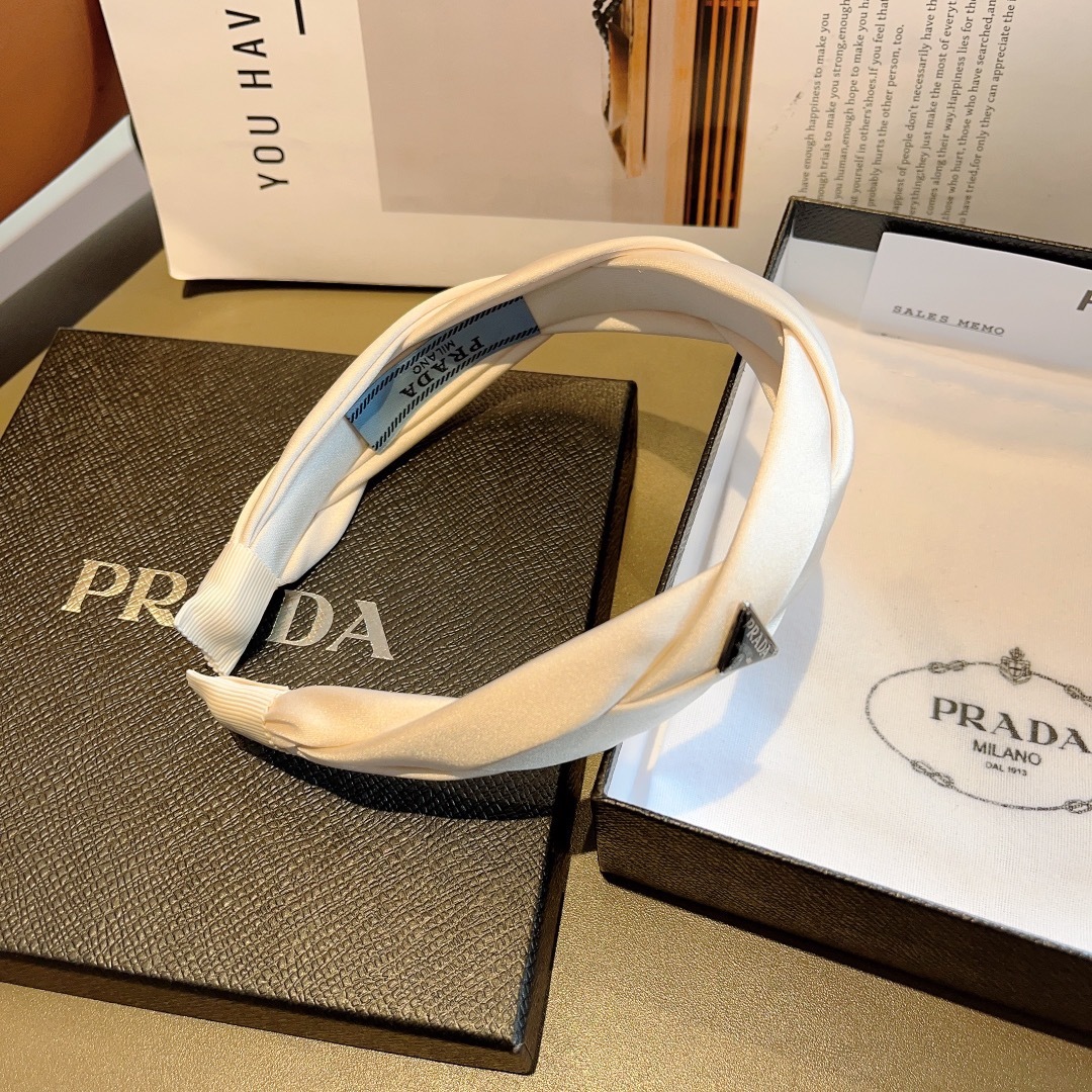 配包装
PRADA （普拉达）新款潮流字母发箍。气质女神必备单品，非常百搭，时尚潮流， 戴上它满满的高大