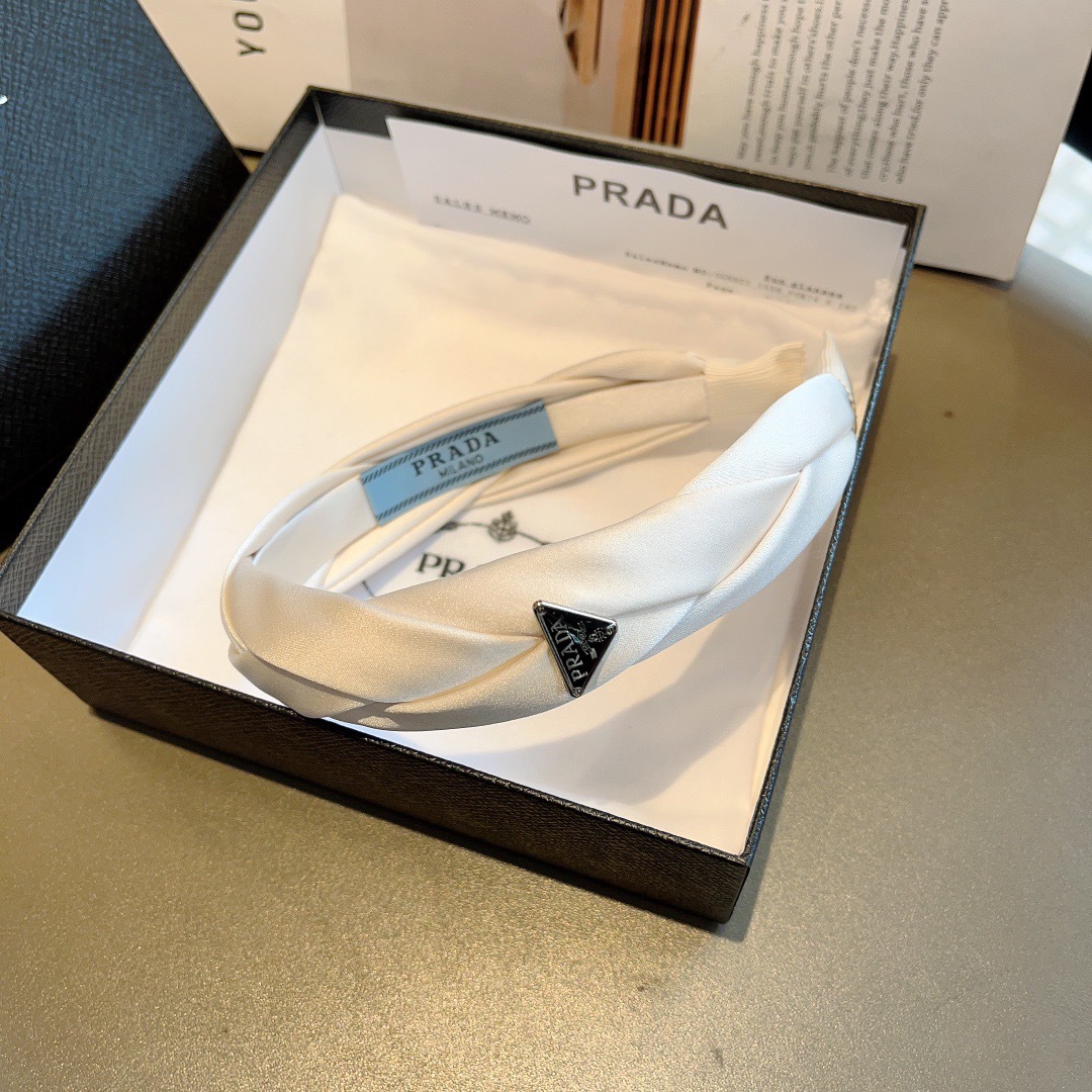 配包装
PRADA （普拉达）新款潮流字母发箍。气质女神必备单品，非常百搭，时尚潮流， 戴上它满满的高大