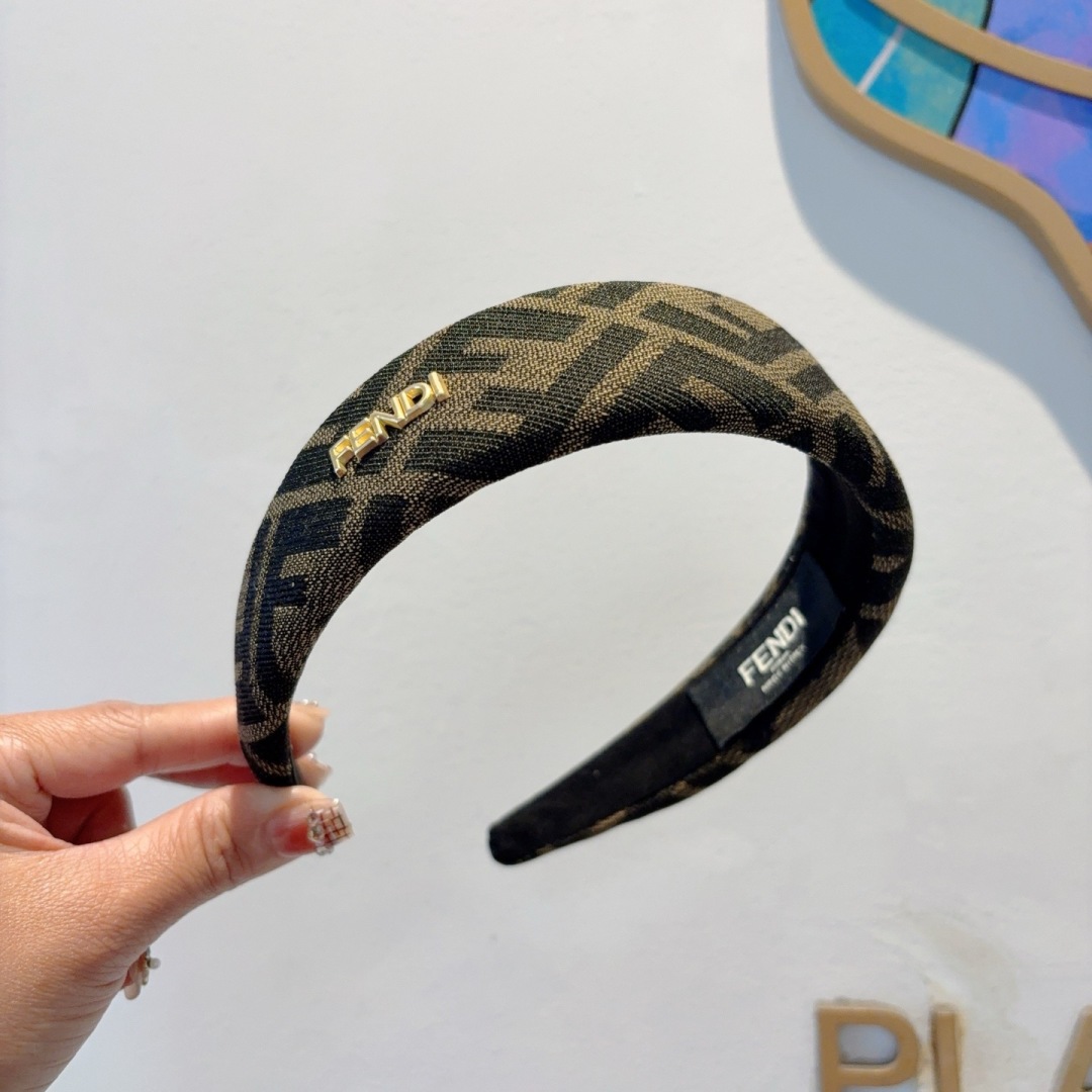 配包装
FENDI 芬迪 火爆新款发箍，复古头箍，简约百搭，潮女必备品，超级的高大上！