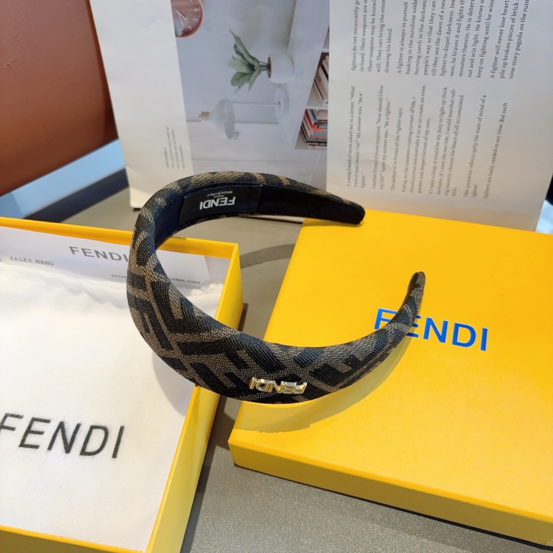 配包装
FENDI 芬迪 火爆新款发箍，复古头箍，简约百搭，潮女必备品，超级的高大上！