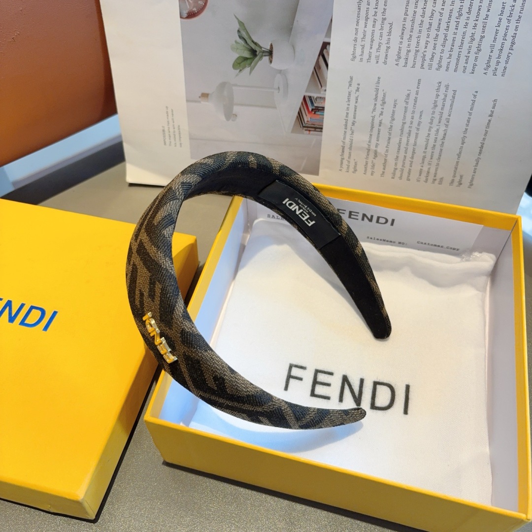 配包装
FENDI 芬迪 火爆新款发箍，复古头箍，简约百搭，潮女必备品，超级的高大上！