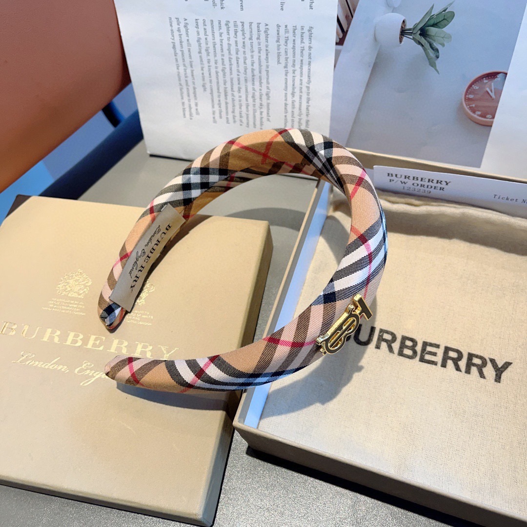 配包装
巴宝莉BURBERRY 秋冬经典新款发箍，客供面料 🎀细节全部实拍！非常耐看又百搭、适合各种场合