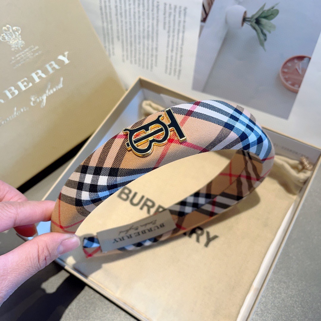 配包装
巴宝莉BURBERRY 秋冬经典新款发箍，客供面料 🎀细节全部实拍！非常耐看又百搭、适合各种场合